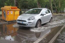 Cassonetti rovesciati durante il temporale, la raccolta rifiuti rallenta