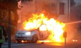 Auto distrutta dalle fiamme, attimi di paura