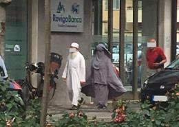 Con il burqa sul Corso davanti alla banca: il dibattito non si ferma
