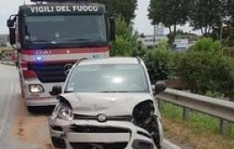 Schianto, il senatore esce di strada con l’auto