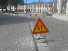 Le auto di fronte alla Rotonda fanno saltare il porfido