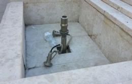 Incuria nella fontana della piazza 