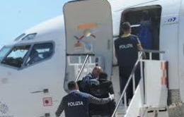 Rapinatore caricato in aereo e rispedito a casa