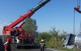 Schianto in Transpolesana, camion semina alimenti. Strada chiusa