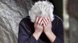 "Anziana maltrattata e lasciata tra le feci", la famiglia va a processo
