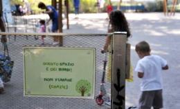 Vietato fumare al parco giochi e portarci i cani di grossa taglia