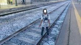 Ragazzi sorpresi sui binari per scattare selfie, scatta l'allarme