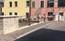 Ripuliti i marmi del ponte di piazza