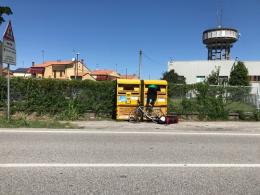 Ruba i vestiti infilato nel cassone