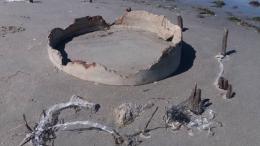 Una struttura in cemento riaffiora sulla spiaggia: ma nessuno sa cosa sia
