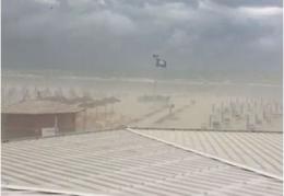 Burrasca sulla costa, con pioggia e vento fortissimo