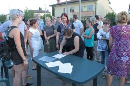 Un'intera frazione protesta contro puzza e mosche