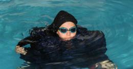 Ragazze di religione islamica in piscina vestite, esplode la polemica