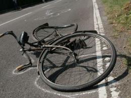Cade in bici, lo ritrovano dopo una notte intera