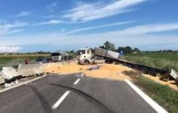 Tir contro il newjersey: superstrada sommersa dalla sabbia