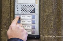 Bussa alla porta e fa domande sospette: in rete scatta l'allarme