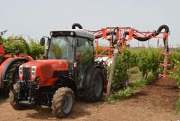 I ladri rubano due trattori in un'azienda e fanno il pieno in un'altra 