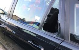 Vandali distruggono auto in sosta, decine i mezzi coinvolti