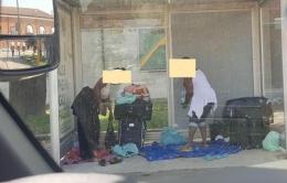 La pensilina diventa una stanza: sgomberate due nigeriane