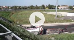 Cisterna con gas infiammabile si ribalta allo svincolo con l'A13