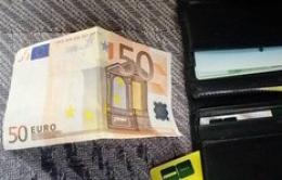 Trova un portafoglio e lo restituisce