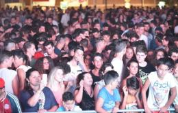 Notte bianca, il popolo dei giovani in delirio