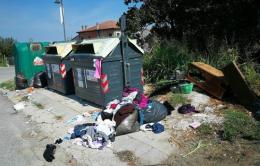 Rifiuti abbadonati a Rottanova, isola ecologica nel degrado