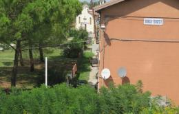 Il muro che esclude i cittadini dell'Est a Borgo Fiorito