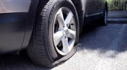 Squarcia le gomme a 30 auto, beccato dai carabinieri