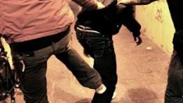 Zuffa dopo un incidente. Arrivano i carabinieri