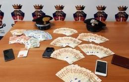 Centinaia di banconote false, nascoste anche nel passeggino del figlio