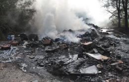 Fiamme vicino all’ex fornace, colonna di fumo nero