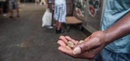 Il vescovo: Troppi imbroglioni, non fate l'elemosina