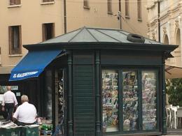 "Burloni" notturni gettano un copertone sul tetto dell'edicola