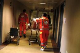 Resta grave l'operaio schiacciato tra due muletti