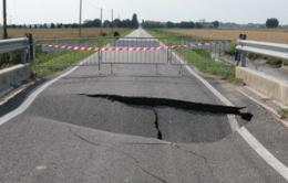 Una pericolosa voragine sul ponte di Gavello