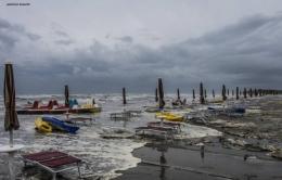 Mareggiata con onde alte un metro: la spiaggia finisce... sott'acqua