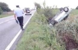 Auto si invola e si ribalta nel canale