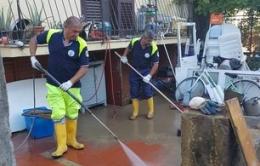 Protezione civile con le mani nel fango per aiutare la popolazione