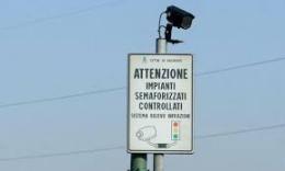 Occhio al T-Red, la telecamera che non perdona chi passa col rosso