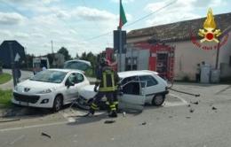 Una carambola pazzesca: schianto fra tre auto, cinque i feriti