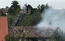 Casa disabitata in fiamme: ore di lavoro per i pompieri