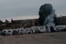 Occupano il piazzale dello stadio, e fanno il bucato nel fossato delle mura