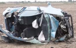 Incredibile schianto: auto distrutta ma la guidatrice se la cava