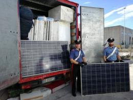 Sorpresa: dal furgone sotto sequestro saltano fuori i pannelli solari rubati