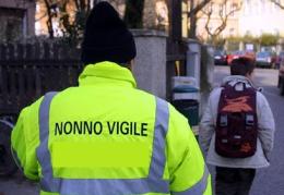 Nessuno è disponibile? Il sindaco si trasforma in nonno-vigile