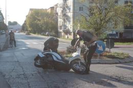 Scooter contro auto, per fortuna niente di grave