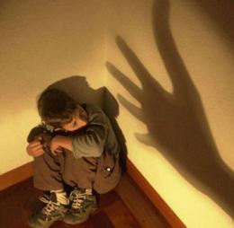 Costringe il figlio di 5 anni a guardare i film horror, condannato