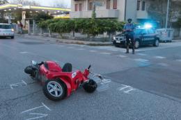 Ancora uno schianto nell'incrocio maledetto: travolto uno scooter