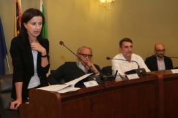 Basta sedie in plastica nei tavolini dei bar